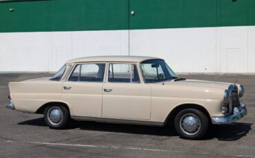 Mercedes-benz-200-classic-4d-se-1966-105