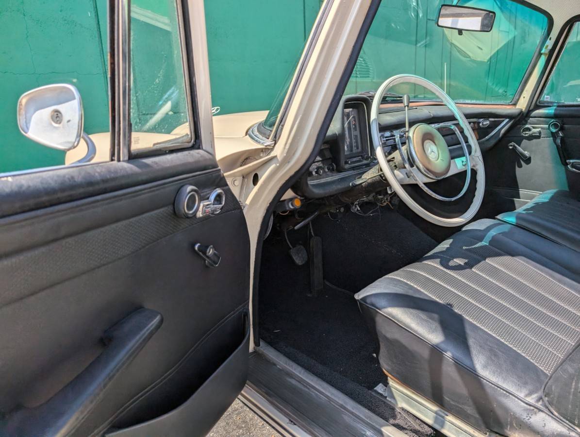 Mercedes-benz-200-classic-4d-se-1966-114