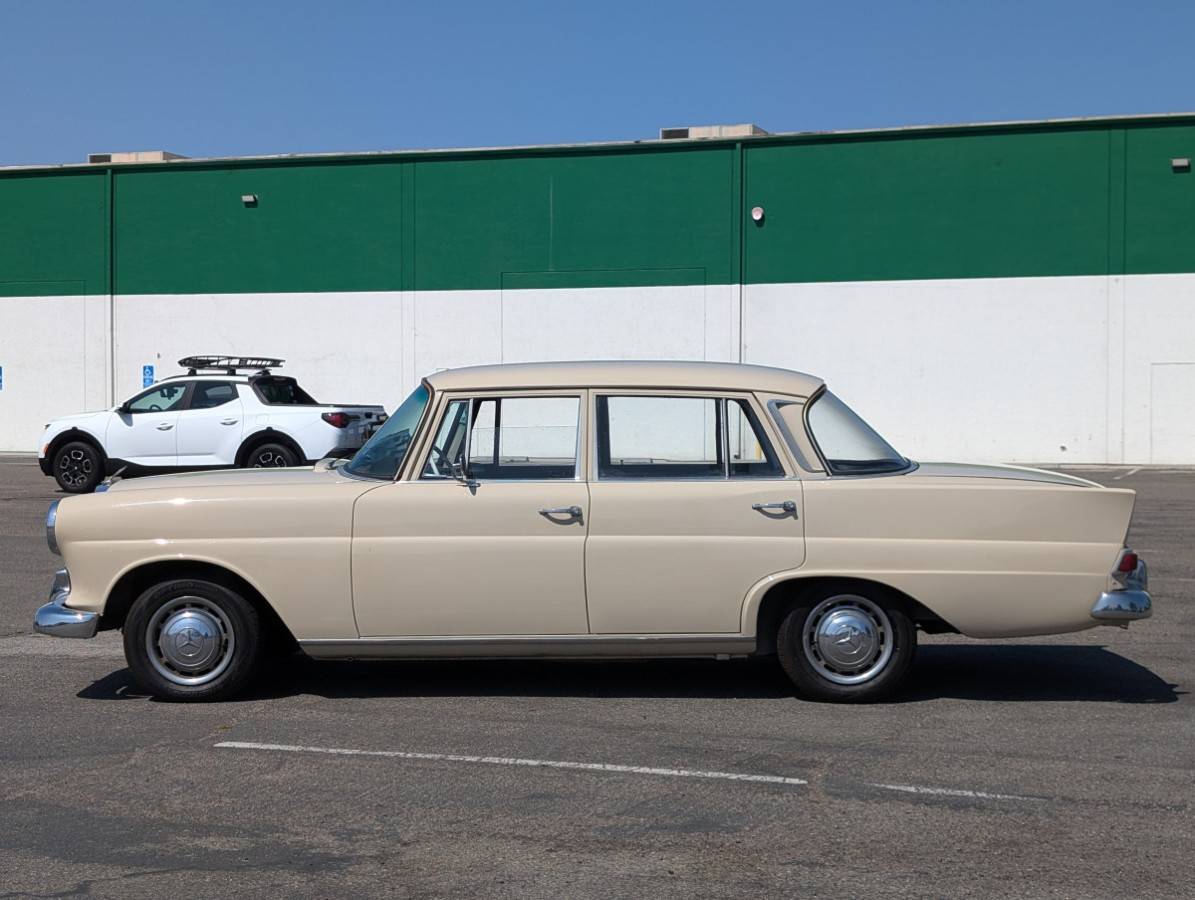Mercedes-benz-200-classic-4d-se-1966-125