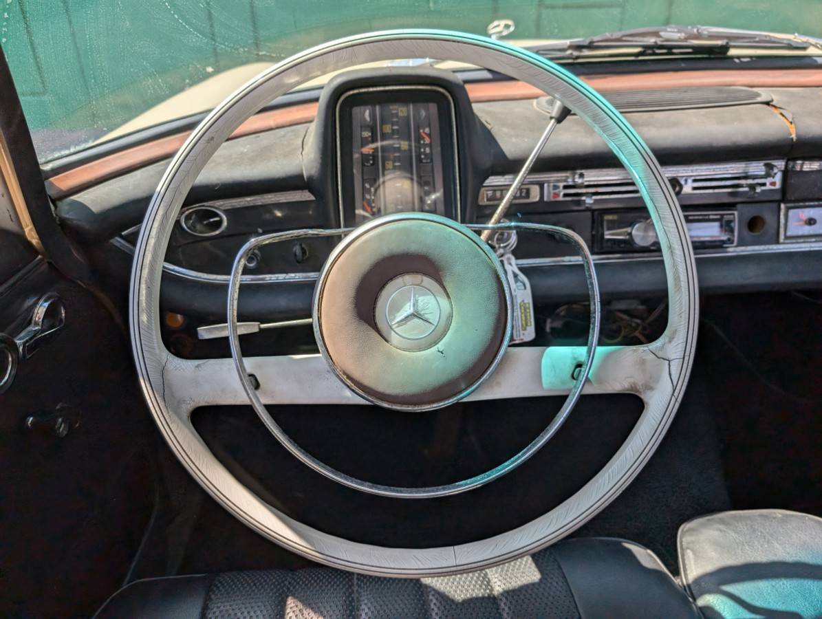 Mercedes-benz-200-classic-4d-se-1966-135