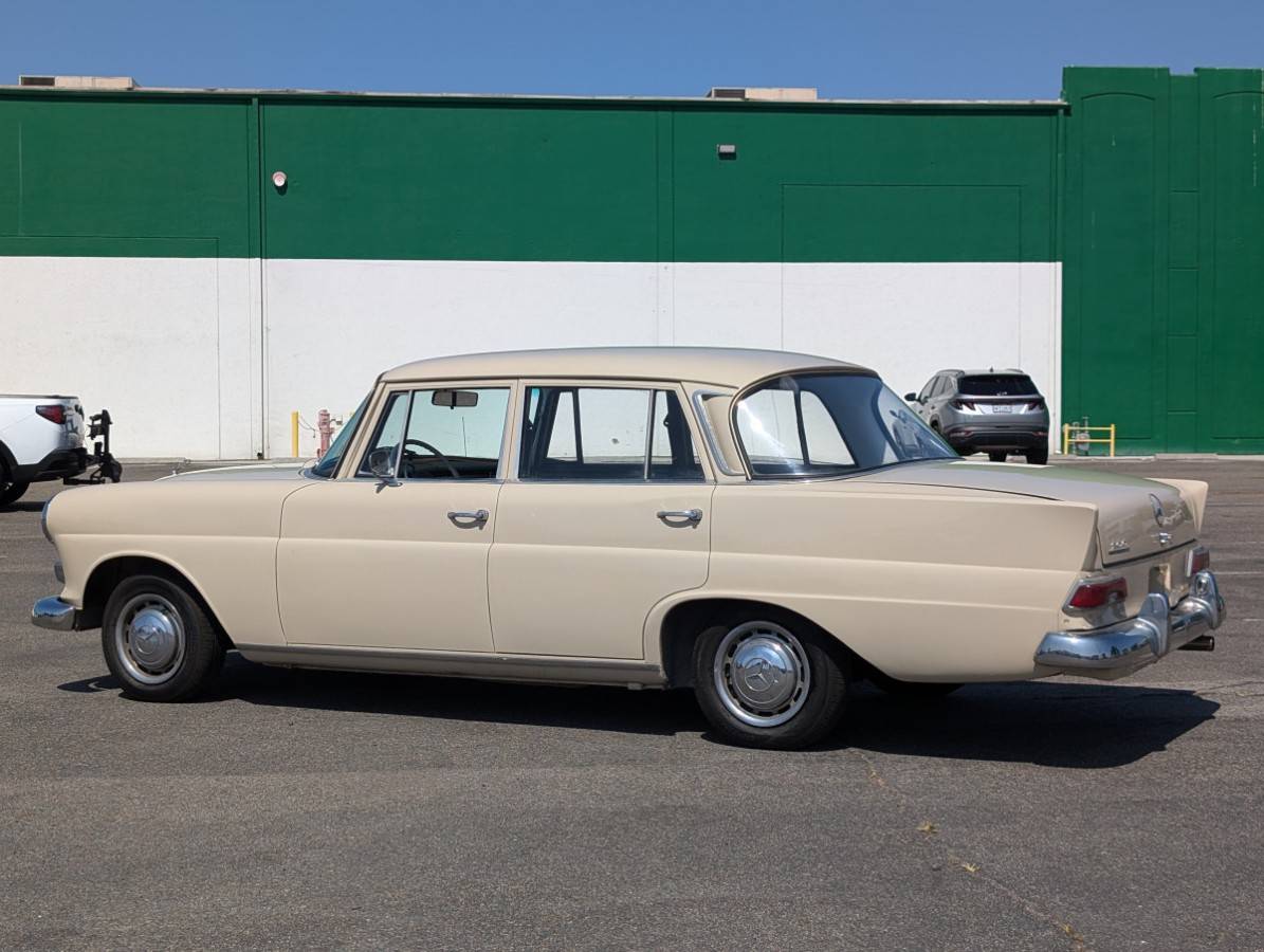 Mercedes-benz-200-classic-4d-se-1966-136