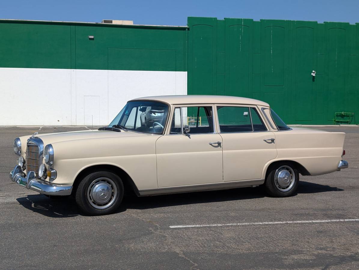 Mercedes-benz-200-classic-4d-se-1966-140