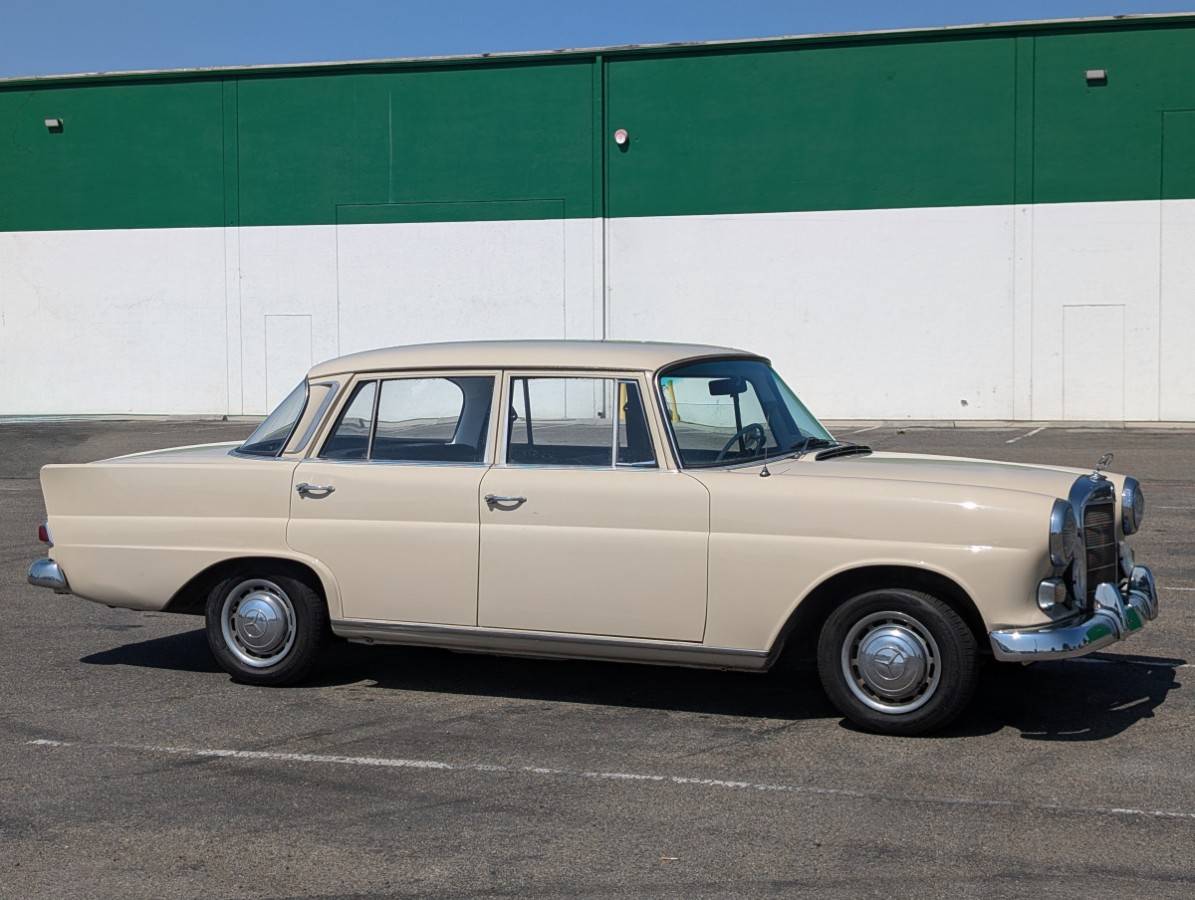 Mercedes-benz-200-classic-4d-se-1966-141