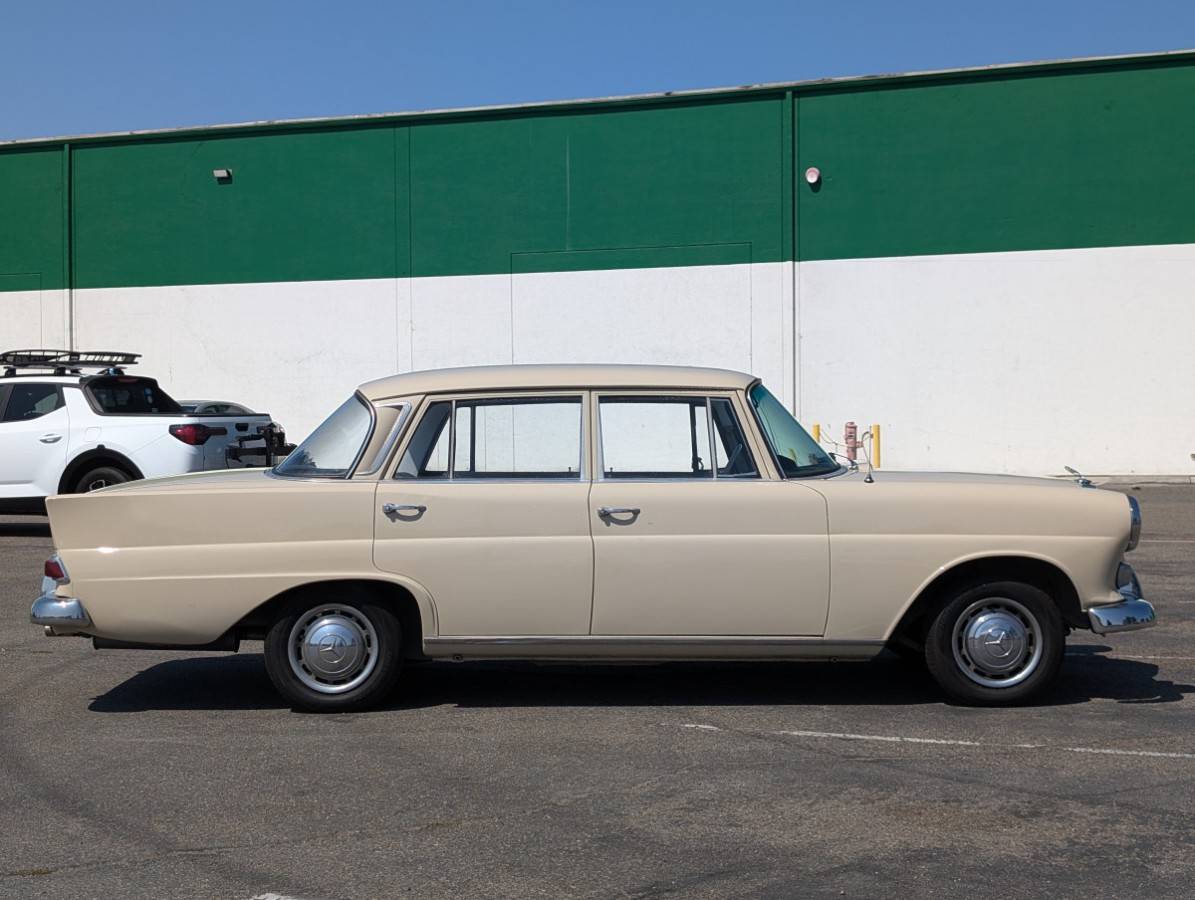 Mercedes-benz-200-classic-4d-se-1966-2