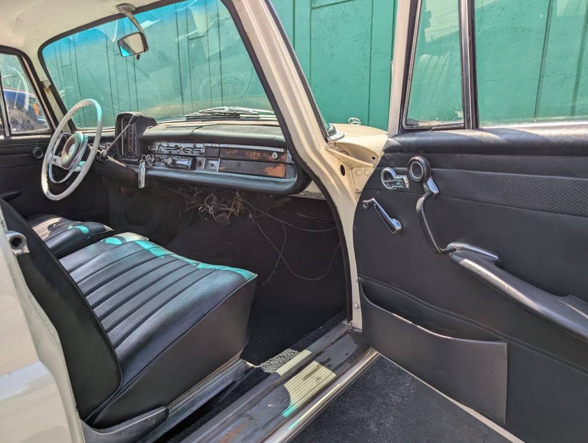 Mercedes-benz-200-classic-4d-se-1966-40