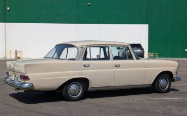 Mercedes-benz-200-classic-4d-se-1966-75