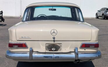 Mercedes-benz-200-classic-4d-se-1966-89