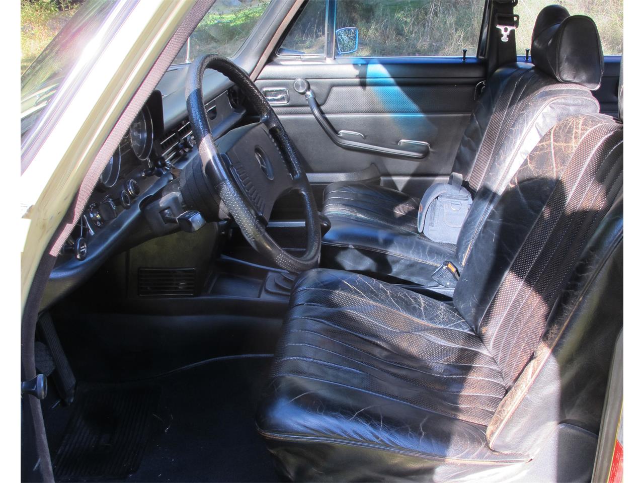 Mercedes-benz-220-1973-Maple-Yellow-Black-Leather-4