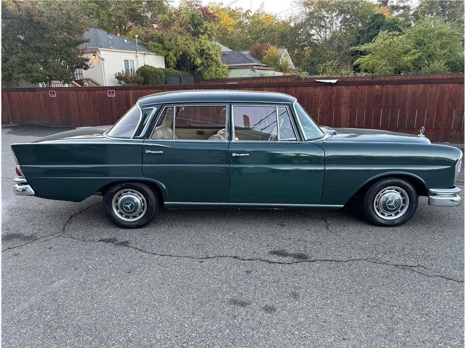 Mercedes-benz-230-1966-3