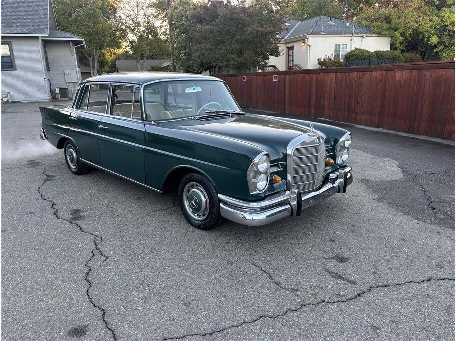 Mercedes-benz-230-1966-4