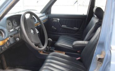 Mercedes-benz-240-d-diesel-1982-blue-3