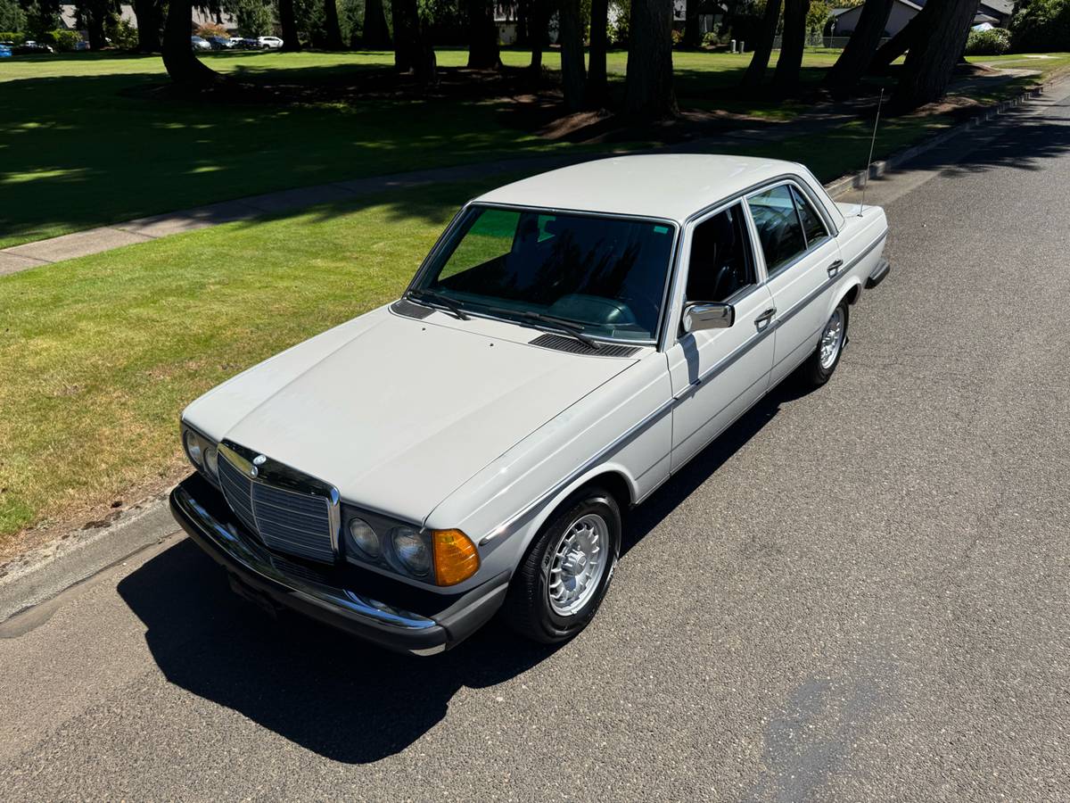 Mercedes-benz-240d-diesel-1977-white-10