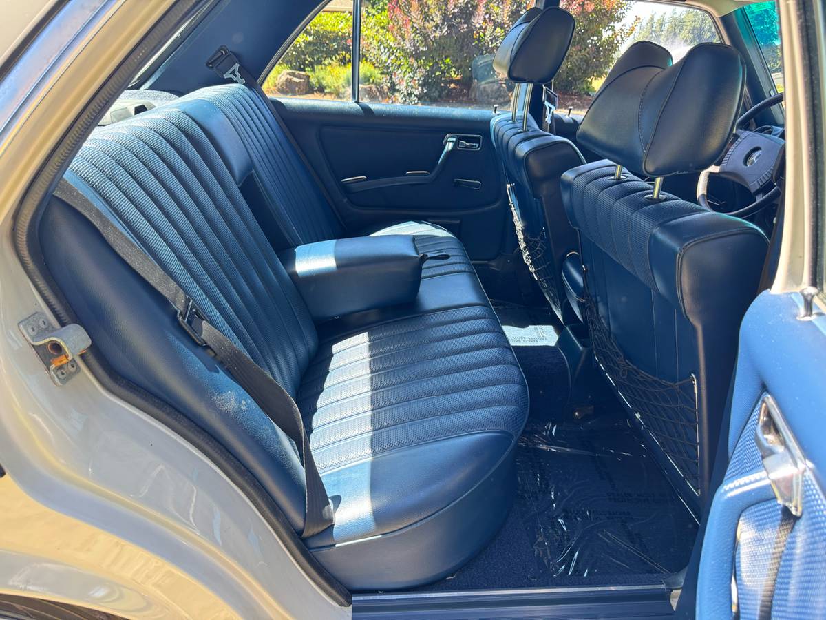 Mercedes-benz-240d-diesel-1977-white-12