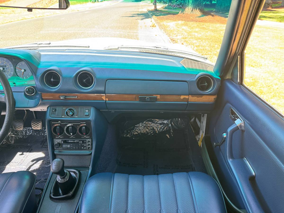 Mercedes-benz-240d-diesel-1977-white-13
