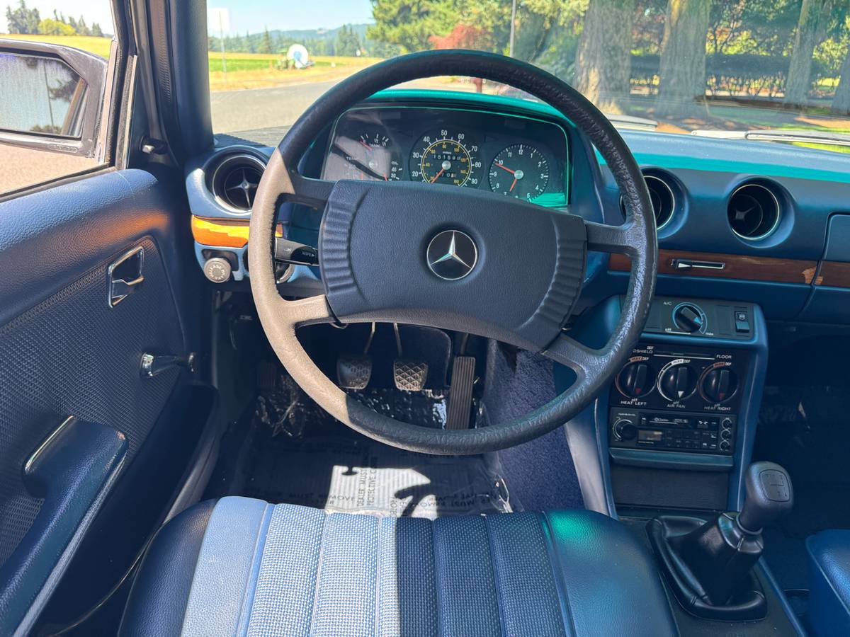 Mercedes-benz-240d-diesel-1977-white-14