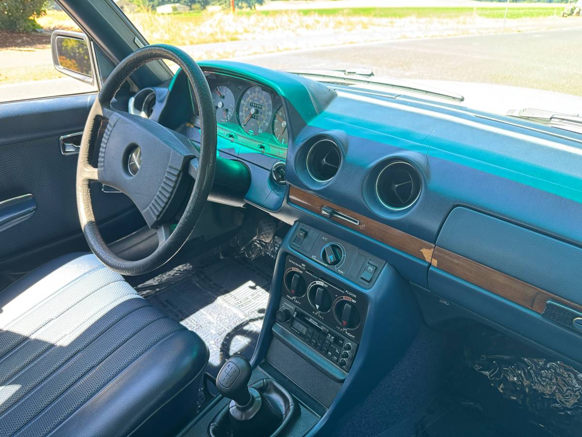 Mercedes-benz-240d-diesel-1977-white-15