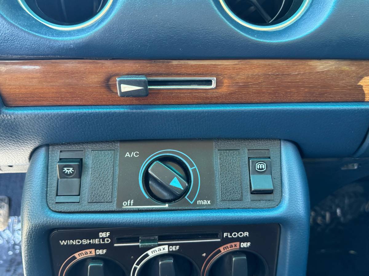 Mercedes-benz-240d-diesel-1977-white-16