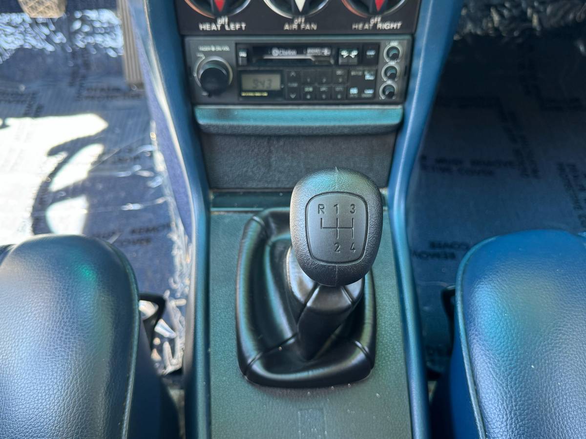 Mercedes-benz-240d-diesel-1977-white-18