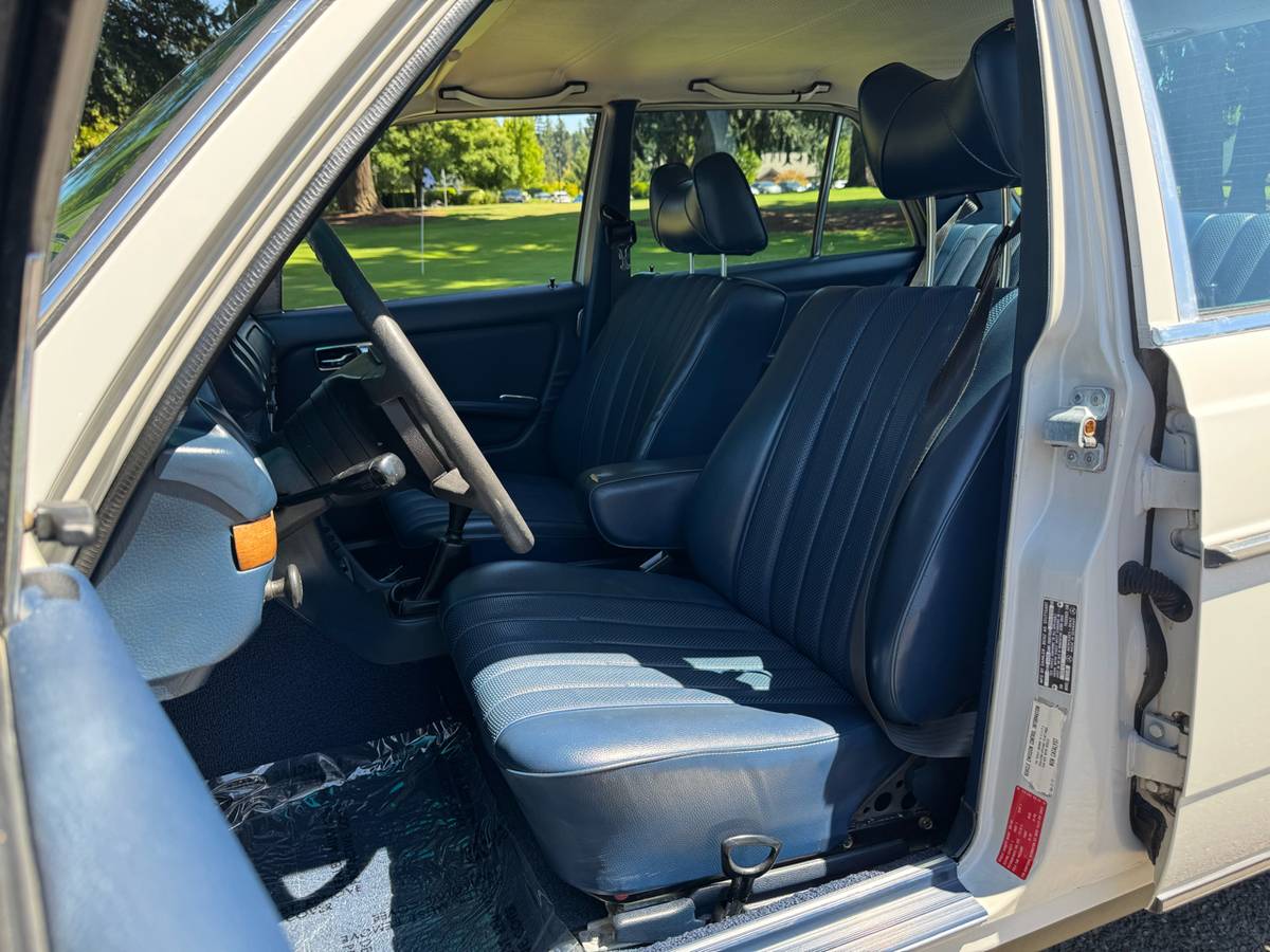 Mercedes-benz-240d-diesel-1977-white-22