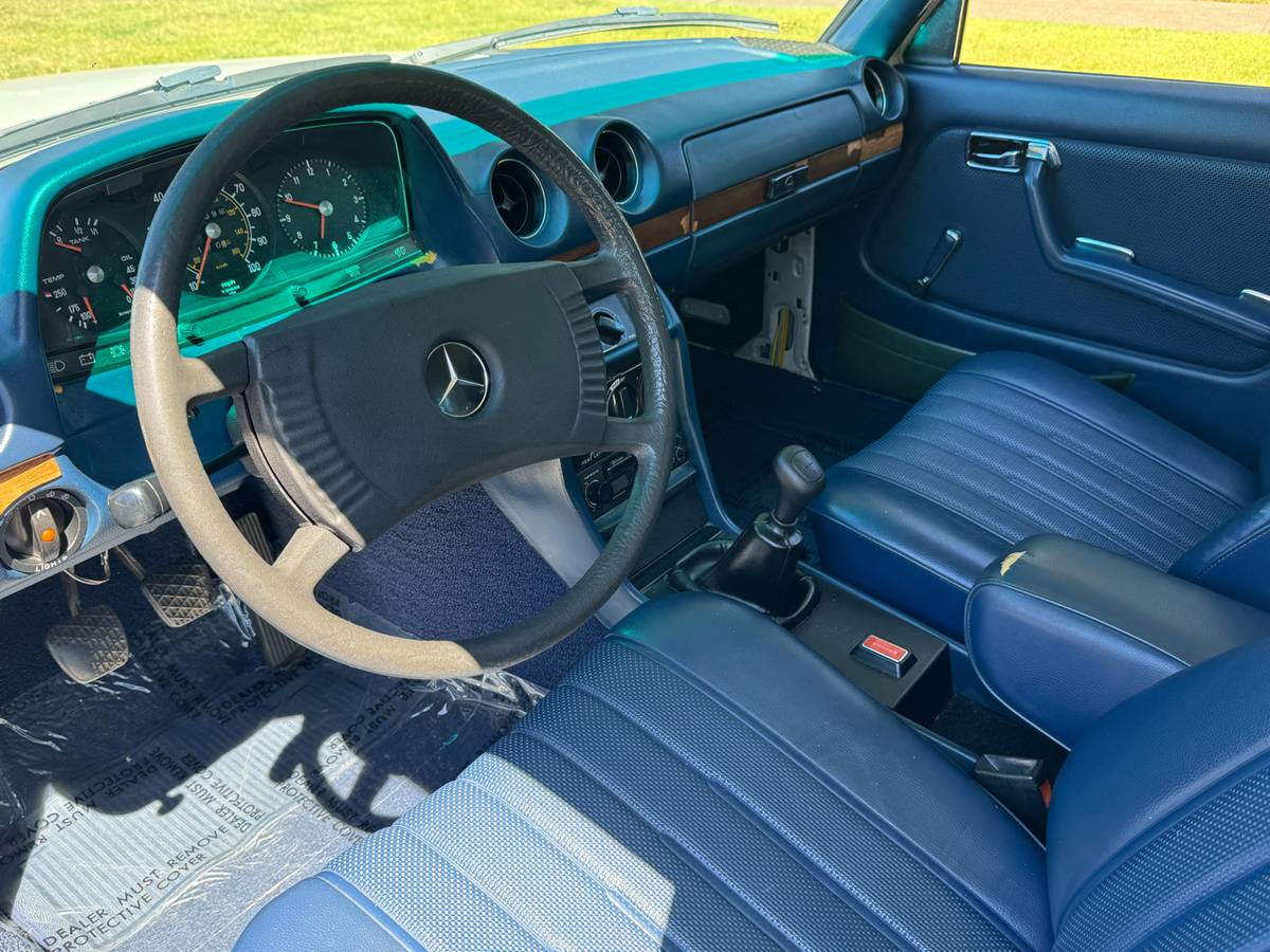 Mercedes-benz-240d-diesel-1977-white-23