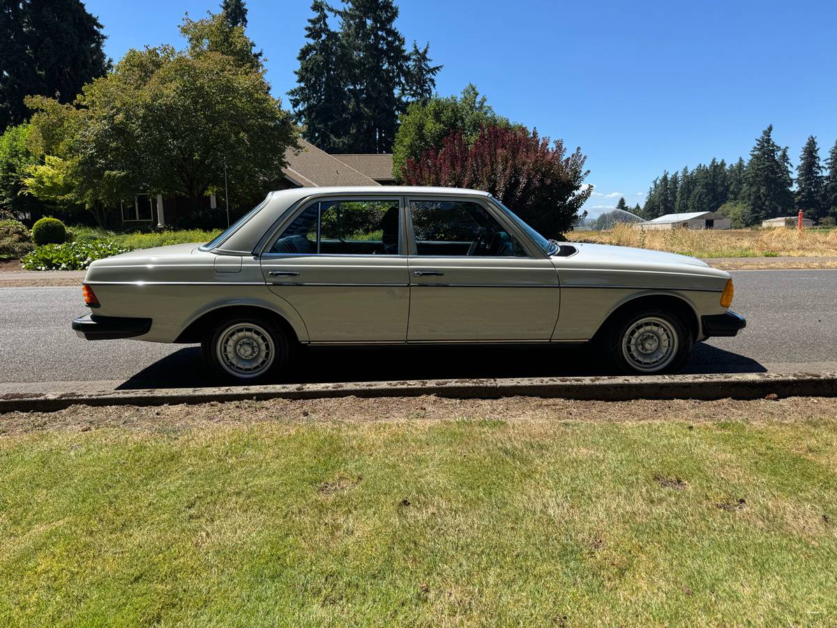 Mercedes-benz-240d-diesel-1977-white-7