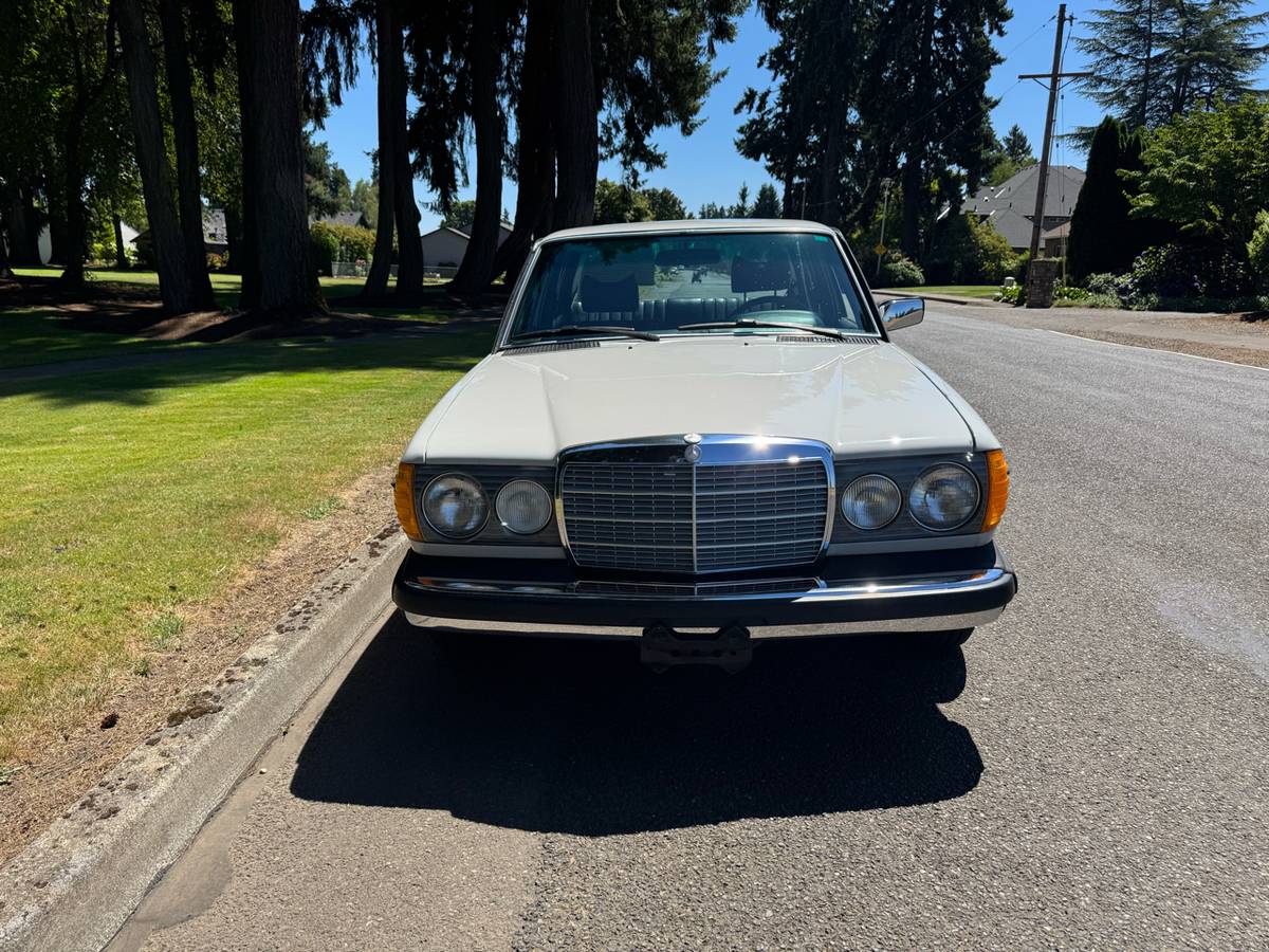 Mercedes-benz-240d-diesel-1977-white-9