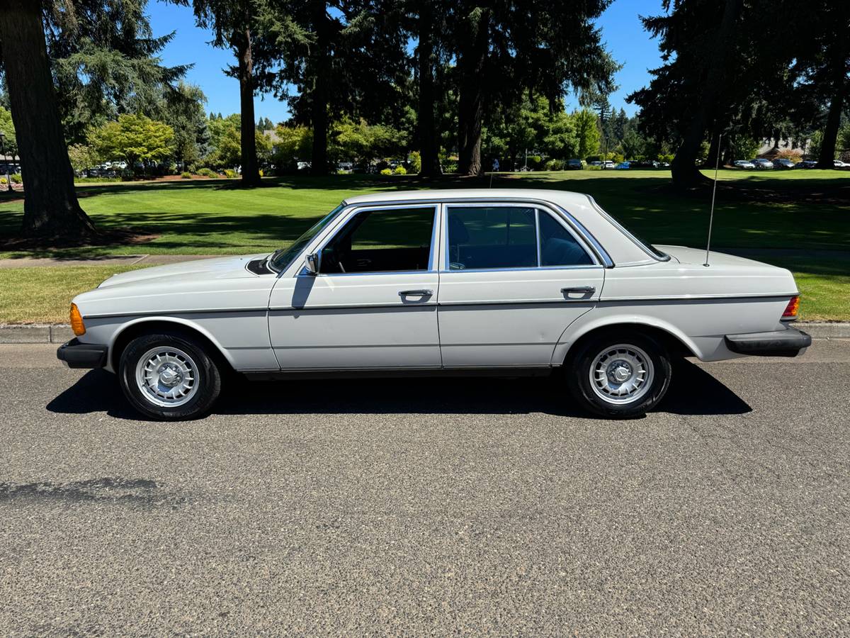 Mercedes-benz-240d-diesel-1977-white