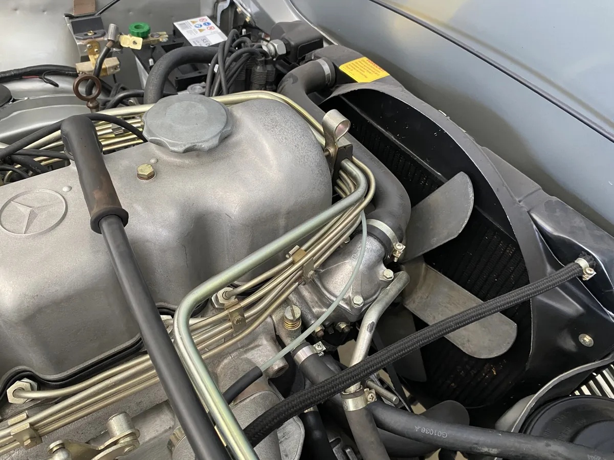 Mercedes-benz-280sl-1969-Silver-Black-Leather-13