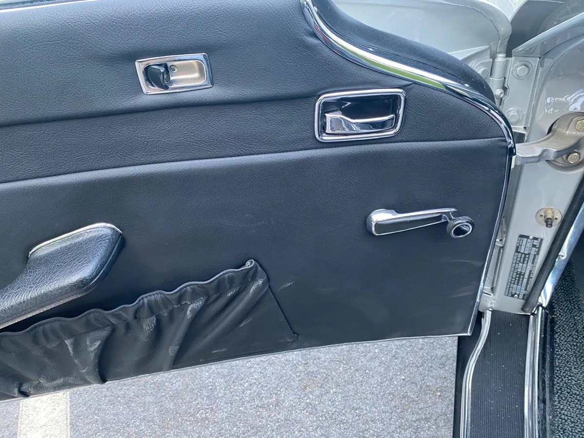 Mercedes-benz-280sl-1969-Silver-Black-Leather-18