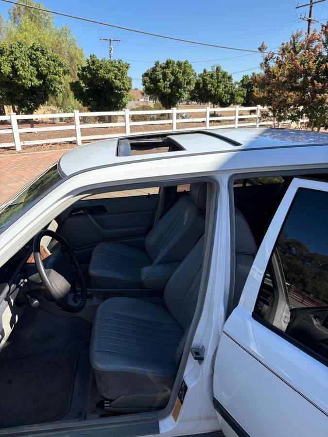 Mercedes-benz-300-d-turbo-diesel-1987-white-7