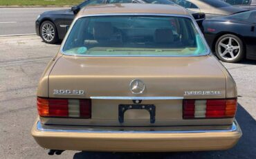 Mercedes-benz-300-diesel-1984-3