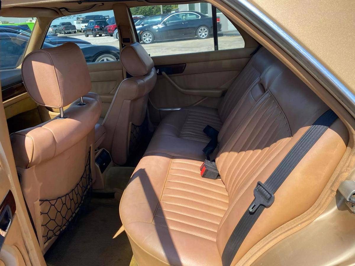Mercedes-benz-300-diesel-1984-33