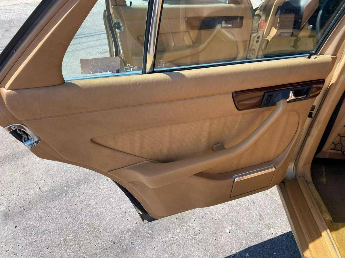 Mercedes-benz-300-diesel-1984-34