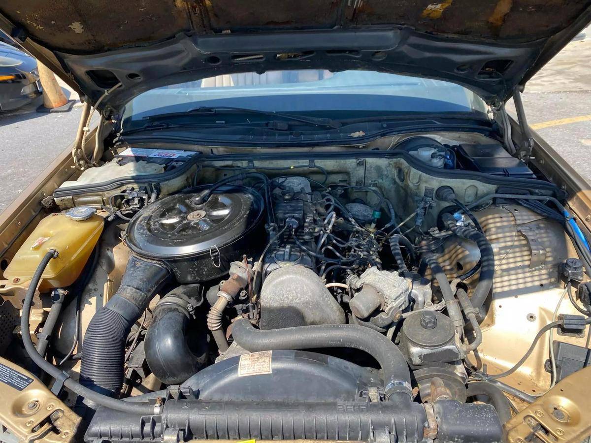 Mercedes-benz-300-diesel-1984-42