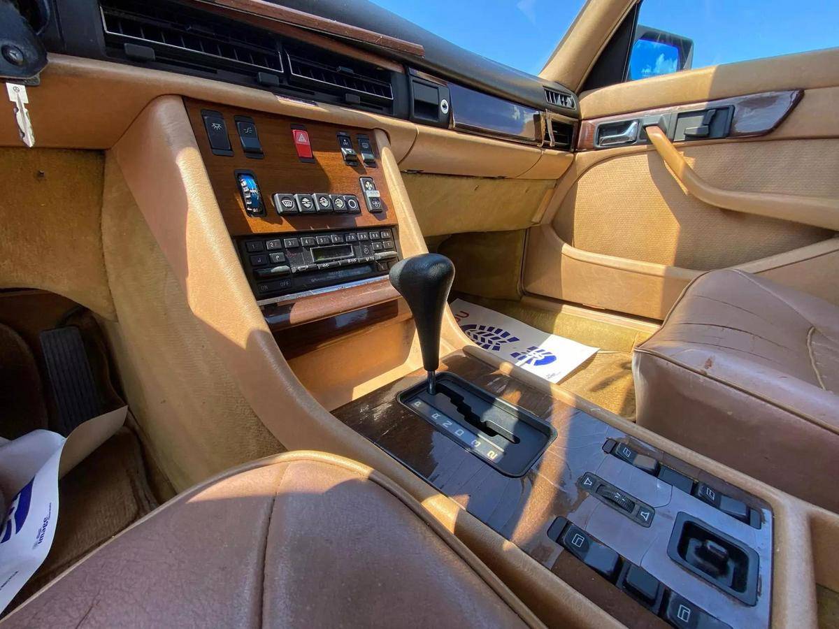 Mercedes-benz-300-diesel-1984-9