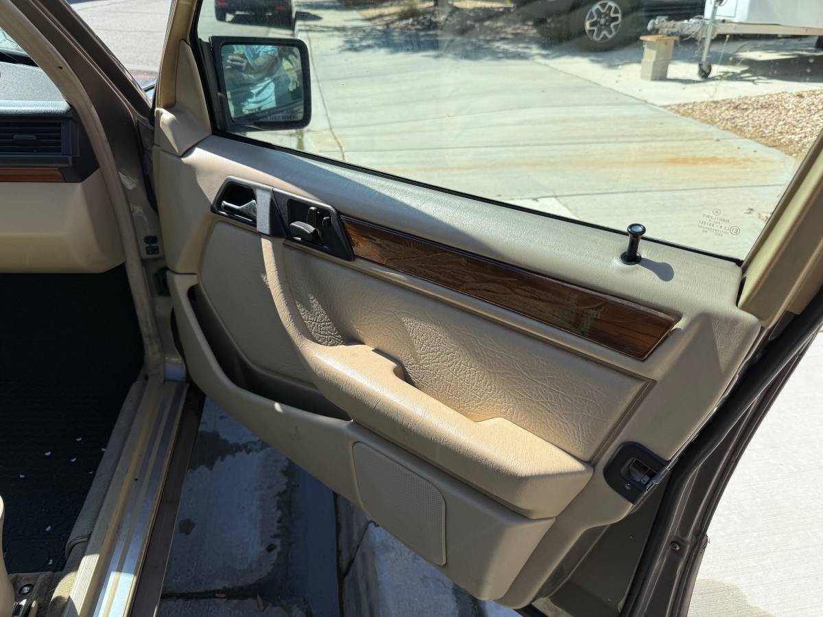 Mercedes-benz-300-te-4matic-4d-1991-8