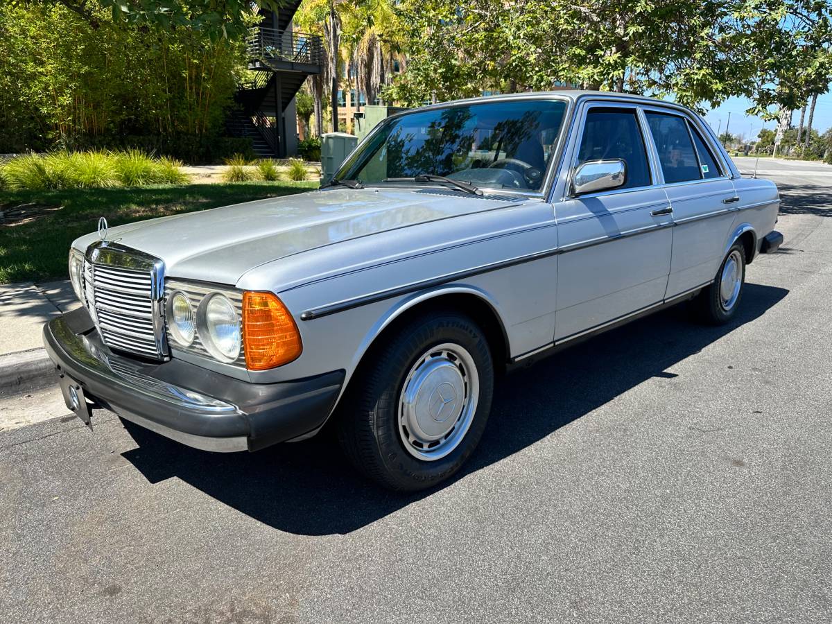 Mercedes-benz-300d-diesel-1977-silver-1