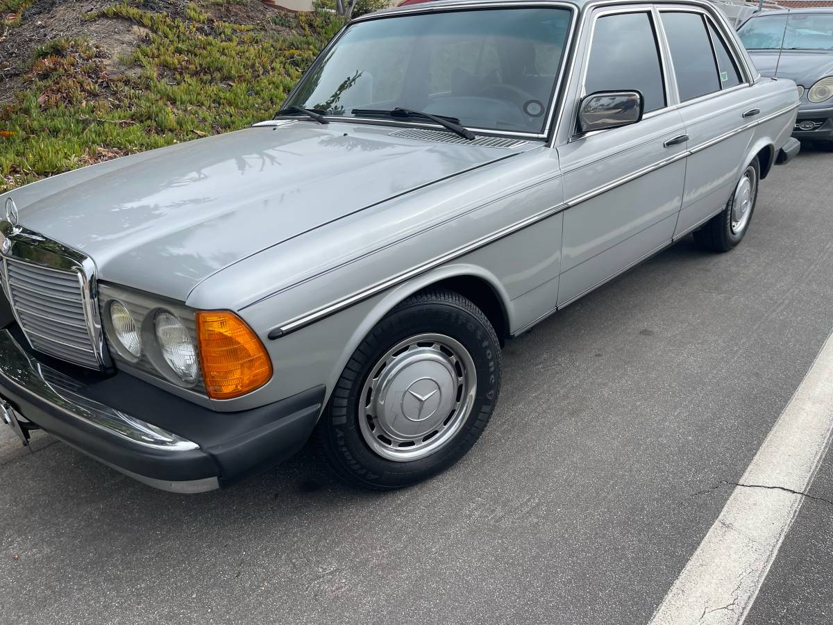 Mercedes-benz-300d-diesel-1977-silver-1