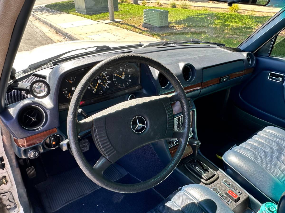 Mercedes-benz-300d-diesel-1977-silver-10