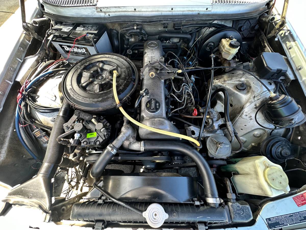 Mercedes-benz-300d-diesel-1977-silver-13