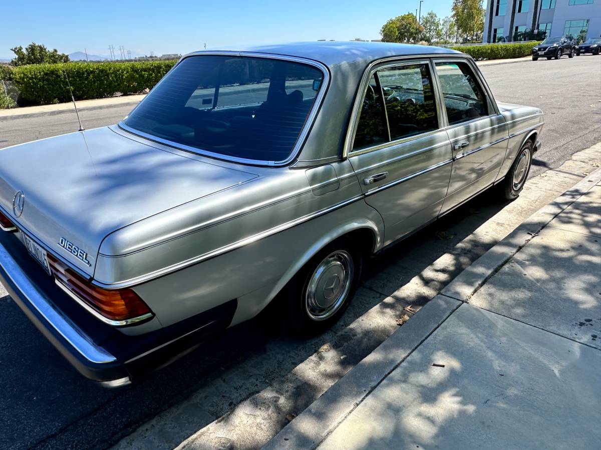 Mercedes-benz-300d-diesel-1977-silver-2