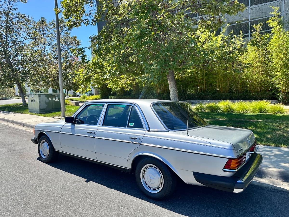 Mercedes-benz-300d-diesel-1977-silver-20