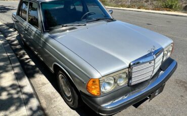 Mercedes-benz-300d-diesel-1977-silver-3
