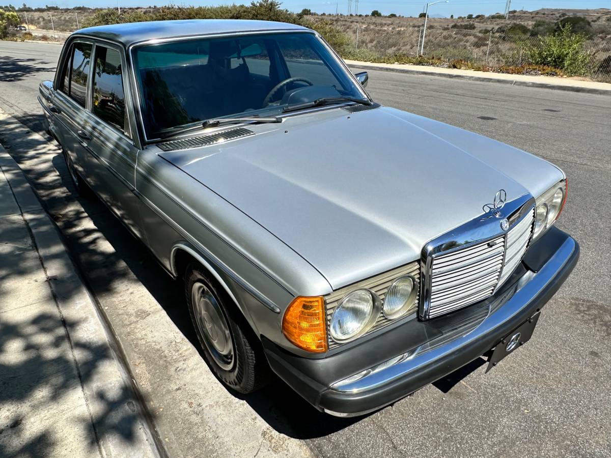 Mercedes-benz-300d-diesel-1977-silver-3