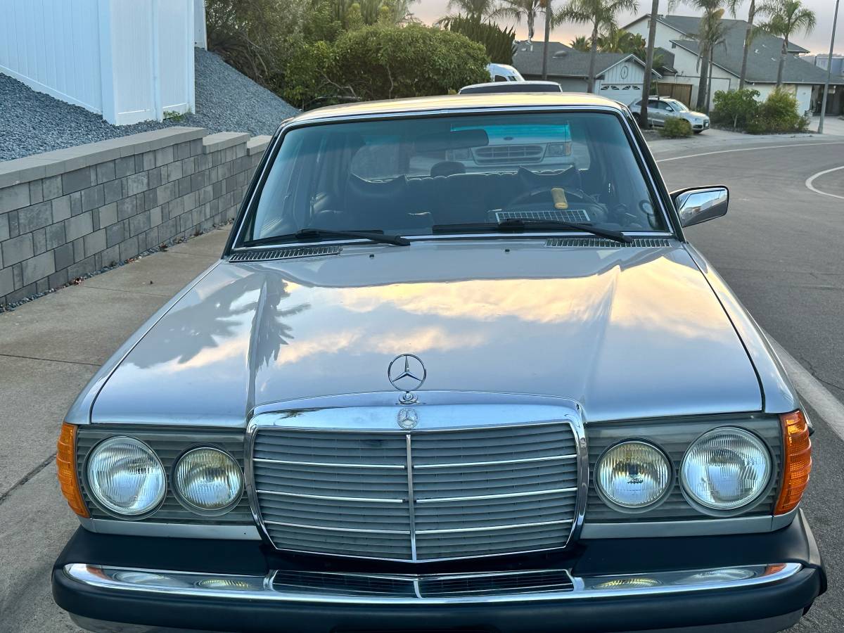 Mercedes-benz-300d-diesel-1977-silver-3