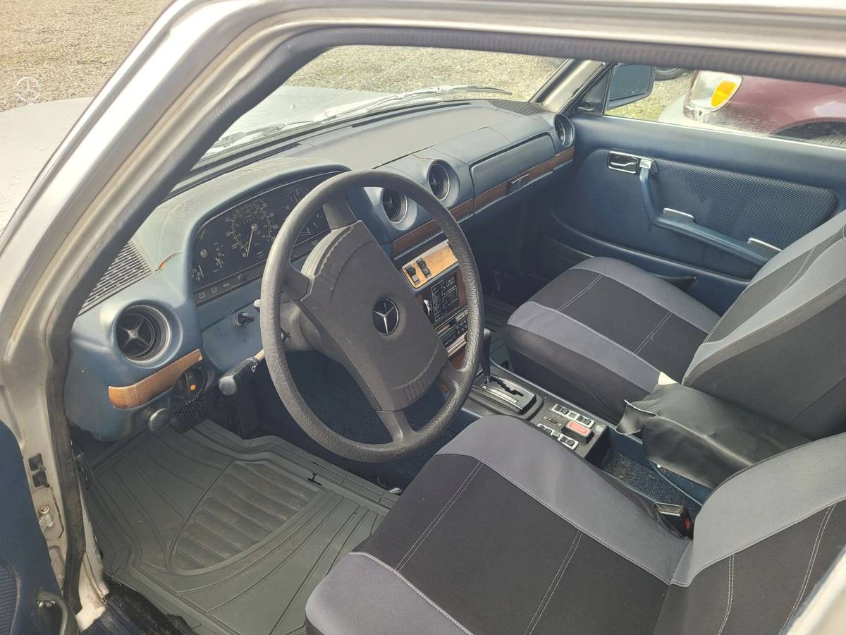 Mercedes-benz-300d-diesel-1977-silver-4