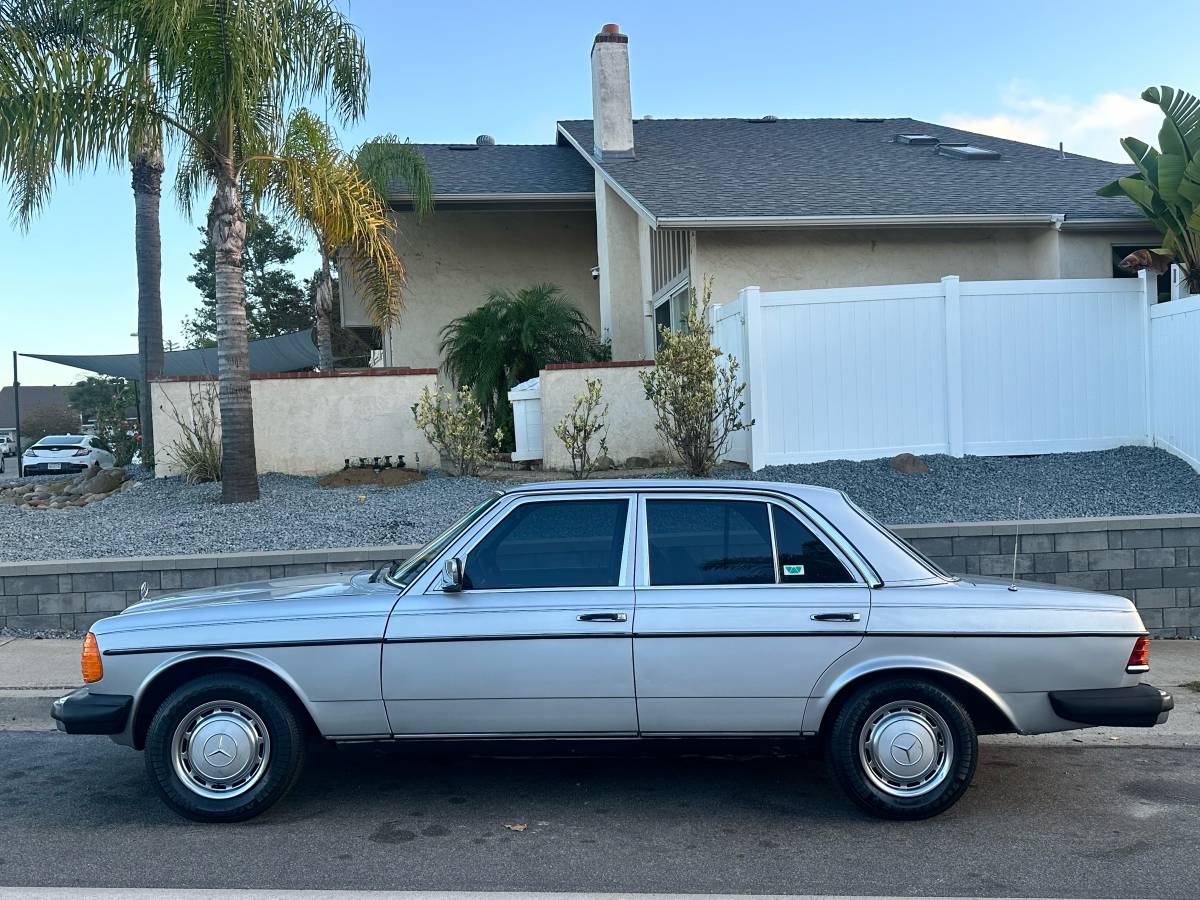 Mercedes-benz-300d-diesel-1977-silver-4