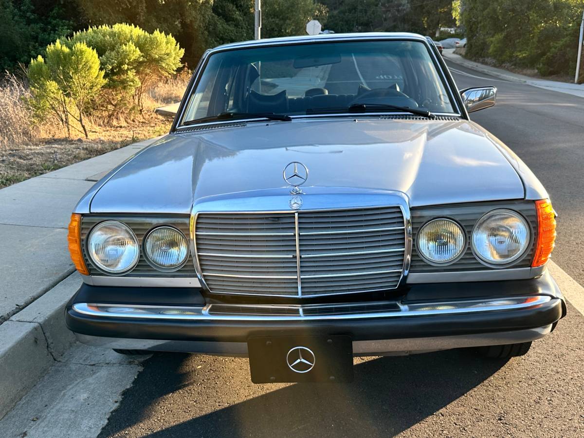 Mercedes-benz-300d-diesel-1977-silver-5