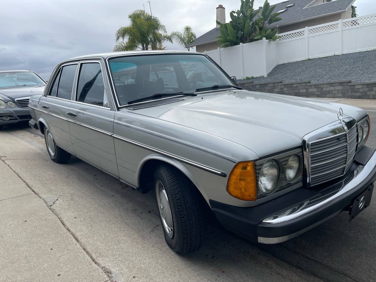 Mercedes-benz-300d-diesel-1977-silver-5
