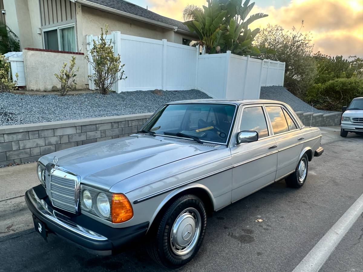 Mercedes-benz-300d-diesel-1977-silver-6